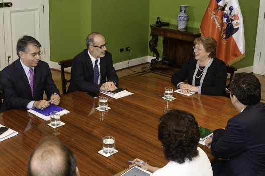 Ministro de Hacienda, Rodrigo Valdés, junto a la Presidenta de la República, Michelle Bachelet, y el Comité de Económico de Ministros. 