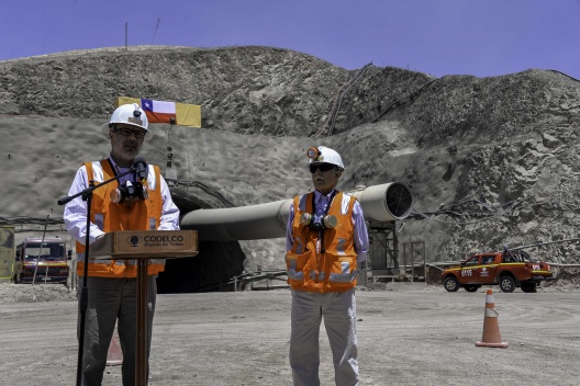 Ministro de Hacienda, Rodrigo Valdés, junto al presidente de Codelco, Nelson Pizarro, en visita a proyecto Chuquicamata Subterránea. 