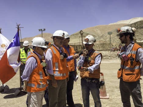 Ministro de Hacienda, Rodrigo Valdés, durante tronadura de túnel secundario en proyecto Chuquicamata Subterránea. 