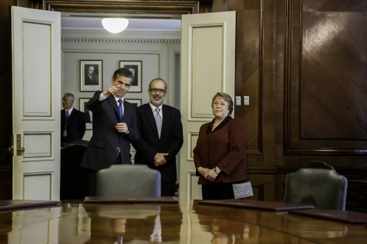 Ministro Valdés junto a la Presidenta Bachelet y Rodrigo Vergara en el Banco Central.
