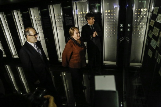 Ministro Valdés junto a la Presidenta en el museo del Banco Central.