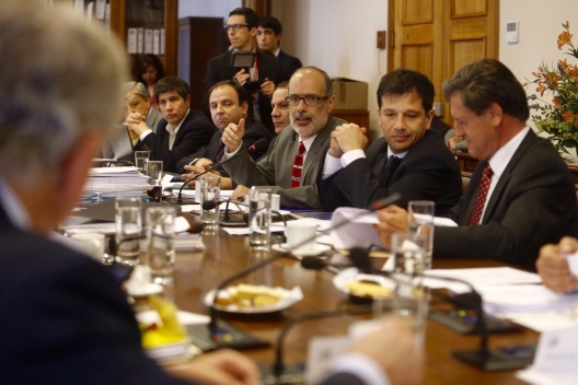 Ministro de Hacienda, Rodrigo Valdés, junto al subsecretario Alejandro Micco, presentan en la Comisión de Hacienda de la Cámara el proyecto de ley que simplifica la Reforma Tributaria.