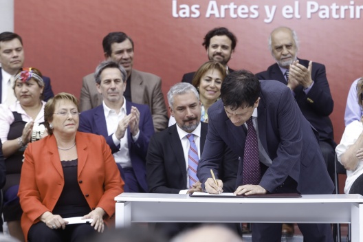Ministro (s) Micco firma indicación que crea el Ministerio de las Culturas, las Artes y el Patrimonio.