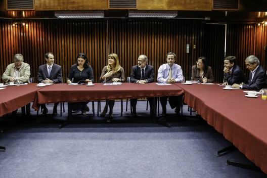 Ministros de Hacienda, Rodrigo Valdés, y del Trabajo, Ximena Rincón, reciben informe de Comisión Asesora Salarial.