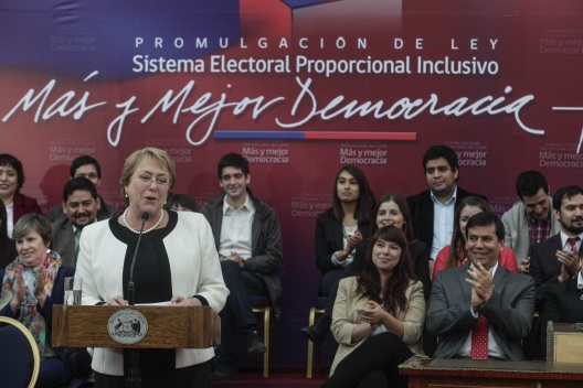 27 de abril: Ministro Arenas acompaña a la Presidenta de la República en promulgación de ley que sustituye el sistema electoral binominal por uno de carácter proporcional inclusivo y fortalece la representatividad del Congreso Nacional.
