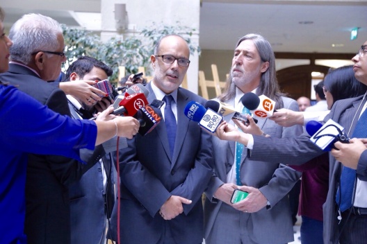 Ministro Valdés y Senador Letelier celebran recaudación tributaria por repatriación de capitales.