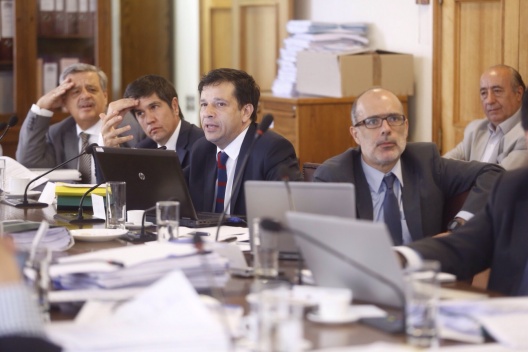 El ministro Valdés junto al subsecretario Micco en la Comisión de Hacienda de la Cámara.