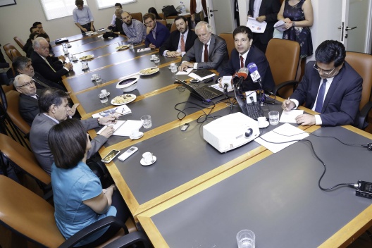 Subsecretario Micco en reunión con el director del SII, Fernando Barraza, el presidente de la Asociación de Bancos, Segismundo Schulin-Zeuthen, y representantes de pymes, cooperativas y Sociedades de Garantía Recíproca.