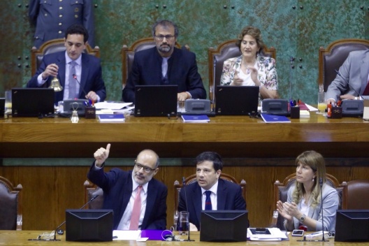 Con la presencia del ministro de Hacienda, Rodrigo Valdés; y del subsecretario de la cartera, Alejandro Micco, la Sala de la Cámara de Diputados aprobó el proyecto de ley que simplifica la reforma tributaria.