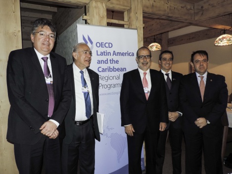 Ministro de Hacienda, Rodrigo Valdés, se reúne en el World Economic Forum en Davos con el Secretario General de la OCDE, Ángel Gurría, y sus colegas de Colombia, Mauricio Cárdenas, y de Perú, Alonso Segura.