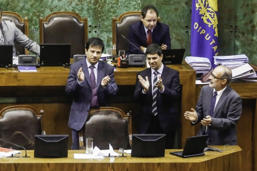 Ministro Valdés, subsecretario Micco y ministro Díaz celebran despacho a ley de proyecto que simplifica el sistema tributario.