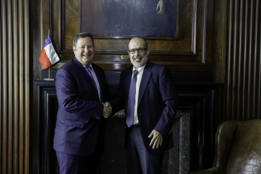 Ministro de Hacienda, Rodrigo Valdés, recibe en su gabinete al embajador de Estados Unidos en Chile, Michael A. Hammer.