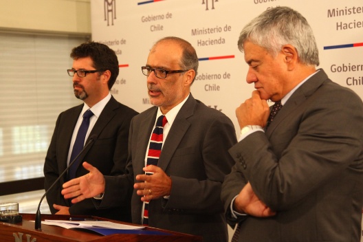 El ministro Valdés junto al director de Presupuestos, Sergio Granados y el coordinador macroeconómico del Ministerio de Hacienda, Claudio Soto.
