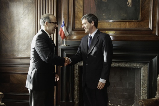 Ministro de Hacienda, Rodrigo Valdés, recibe al presidente (s) del Banco Central, Sebastián Claro.