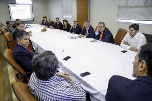 El ministro Valdés junto a economistas locales analizó la situación fiscal y macroeconómica del país.