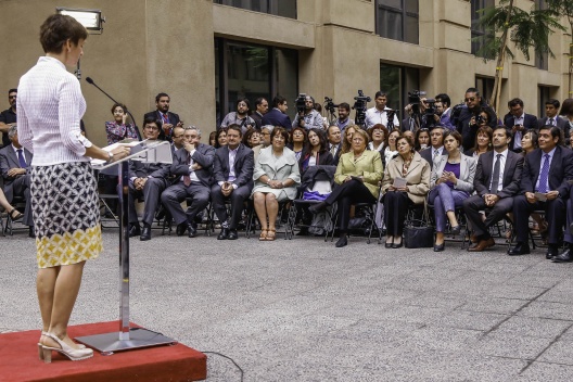 Ministro (s) Alejandro Micco acompaña a la Presidenta Bachelet en la ceremonia de cambio de nombre de la calle Almirante Gotuzzo por calle Profesora Amanda Labarca.