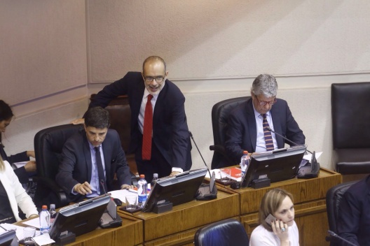 Ministro Valdés aborda discusión de Reforma Laboral en sala del Senado. 