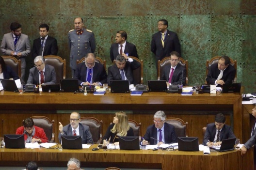 Ministro de Hacienda, Rodrigo Valdés, celebra aprobación en tercer trámite constitucional del proyecto que moderniza las relaciones laborales por parte de la Sala de la Cámara de Diputados.
