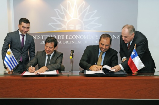 Subsecretario de Hacienda, Alejandro Micco, firma el acuerdo que evita la doble tributación entre Chile y Uruguay junto al subsecretario del Ministerio de Economía y Finanzas de ese país, Pablo Ferreri.