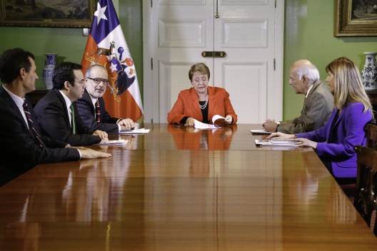 Ministro Valdés acompaña a la Presidenta Michelle Bachelet, quien recibe el primer informe de la Comisión Nacional de Productividad, que encabeza el economista Joseph Ramos.