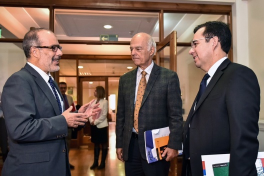 Ministros de Hacienda, Rodrigo Valdés, y Economía, Luis Felipe Céspedes, dialogan con el presidente de la Comisión Nacional de Productividad, Joseph Ramos.