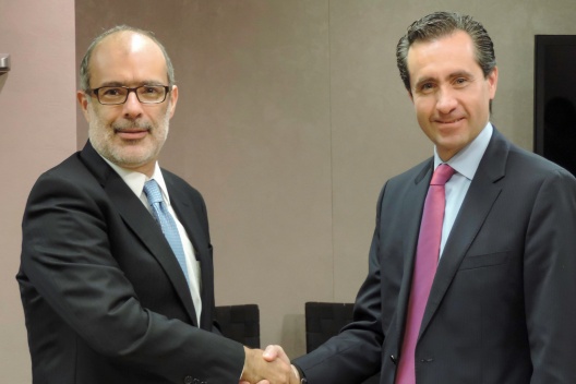 Ministro de Hacienda junto al vicepresidente para América Latina del Banco Mundial, Jorge Familiar.