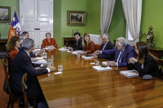 Alejandro Micco acompaña a la Presidenta en reunión en que los empresarios entregaron informe sobre productividad.