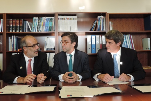 Ministro Valdés junto al ministro de Hacienda y Finanzas de Argentina, Alfonso Prat-Gay; y el presidente del  Banco Interamericano de Desarrollo (BID), Luis Alberto Moreno.