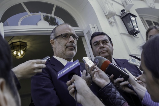 Ministro de Hacienda conversa con los medios tras reunión con Alberto Salas para conocer las medidas de productividad que presentó el gremio.