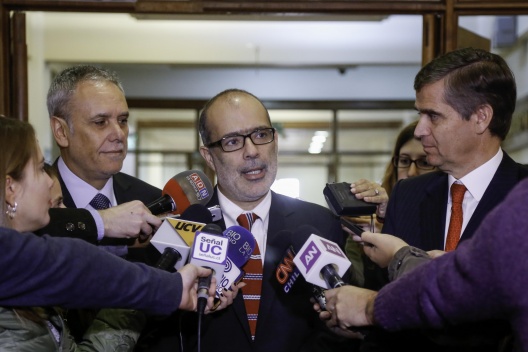 Ministro de Hacienda, Rodrigo Valdés, realiza punto de prensa tras reunirse con el presidente del Banco Central, Rodrigo Vergara, y el gerente general de la entidad, Alejandro Zurbuchen.