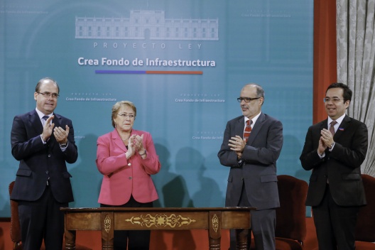 Ministro Valdés junto a la Presidenta Bachelet y los titulares de Economía, Luis Felipe Céspedes y de Obras Públicas, Alberto Undurraga firman proyecto que crea Fondo de Infraestructura.