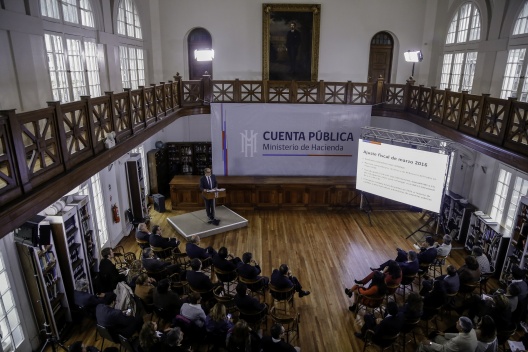 13 de abril: Ministro de Hacienda, Rodrigo Valdés, realiza Cuenta Pública en Biblioteca Santiago Severín de Valparaíso
