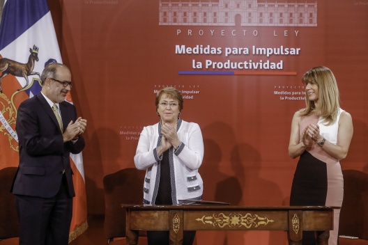 Ministros de Hacienda y Trabajo acompañan a la Presidenta Bachelet en la ceremonia de firma del proyecto de ley que establece medidas para impulsar la productividad de la economía.