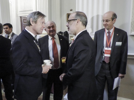 Ministro Valdés conversa con Jeffrey Mountevans, Lord Mayor de Londres. 