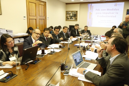 Ministro Valdés y subsecretario Micco presentan proyecto de ley que fomenta la productividad.