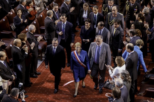 Presidenta Bachelet llega al Congreso junto a presidentes del Senado y la Cámara de Diputados.