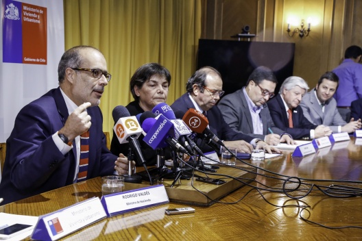 El ministro Valdés junto a la titular de Vivienda y Urbanismo, Paulina Saball y el presidente de la CChC, Jorge Mas.