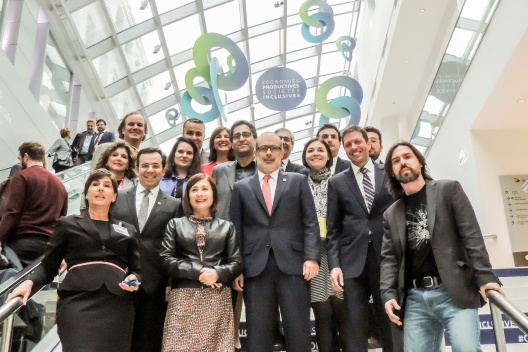 Ministros Valdés y Céspedes, junto a embajadora Serrano, se reunieron al término de la primera jornada del Foro Ocde con representantes de la sociedad civil.