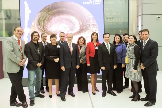 Ministro Valdés junto a miembros de la sociedad civil en foro OCDE.