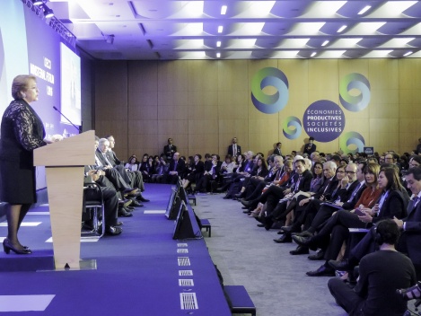 Ministros de Hacienda, Trabajo, Economía y Transportes escuchan intervencion de Presidenta lanzamiento de programa OCDE para América Latina