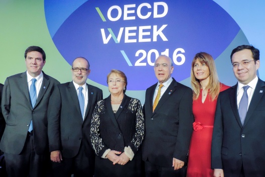 Ministros de Hacienda, Economía, Trabajo y Transportes junto a Presidenta Bachelet y Secretario General OCDE en Cumbre Ministerial.