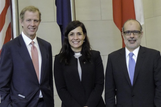 Rodrigo Valdés y Bernardita Piedrabuena son recibidos por Timothy Kingston, Director en Goldman Sachs, para una reunión con representantes de la industria financiera global.