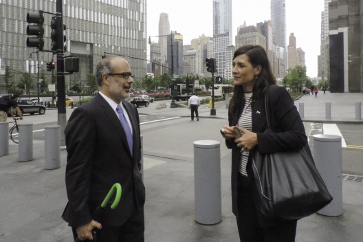 Ministro Valdés y su coordinadora de finanzas internacionales, Bernardita Piedrabuena, dialogan sobre los temas tratados en las reuniones con agentes de mercado sostenidas en Nueva York.