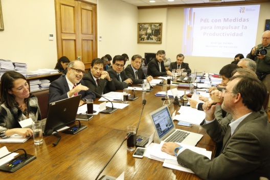 18 de mayo: Ministro Valdés y subsecretario Micco presentan proyecto de ley que fomenta la productividad en la Comisión de Hacienda de la Cámara de Diputados.