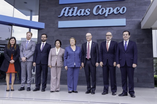 24 de mayo: Ministro Valdés acompaña a la Presidenta en la entrega de la Estrategia de Fomento y Promoción de la Inversión Extranjera.