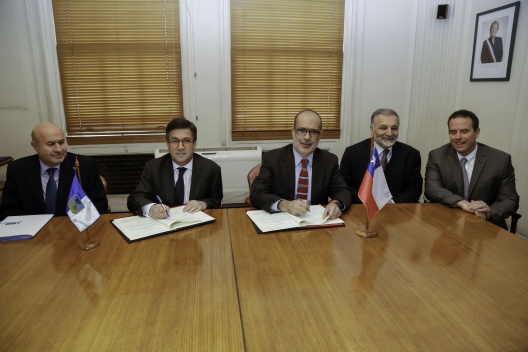 Ministro de Hacienda, Rodrigo Valdés, junto al presidente del Banco Interamericano de Desarrollo (BID), Luis Alberto Moreno, firman préstamo de US$ 120 millones.