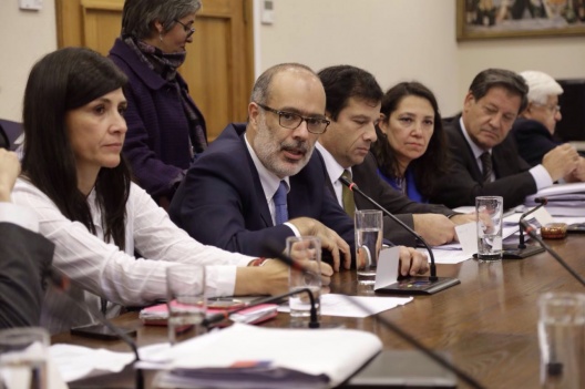 Ministro Valdés, subsecretario Micco y coordinadora de mercado de capitales Bernardita Piedrabuena abordan el proyecto de ley de productividad en la Comisión de Hacienda de la Cámara de Diputados.