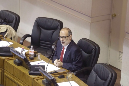 Ministro Valdés asiste a Sala del Senado por el proyecto de ley que busca modernizar el sistema de regulación y supervisión del mercado de valores y seguros en Chile.