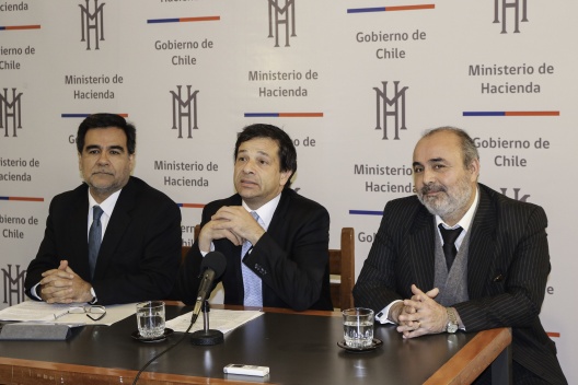 Subsecretario de Hacienda, Alejandro Micco, junto al director del SII, Fernando Barraza, informan la publicación de la totalidad de las circulares vinculadas con la puesta en funcionamiento de la Reforma Tributaria. 