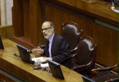 Ministro de Hacienda, Rodrigo Valdés, asiste a la Sala de la Cámara de Diputados, por la votación del proyecto de ley que otorga una bonificación especial y otros beneficios de incentivo al retiro de funcionarios públicos. 